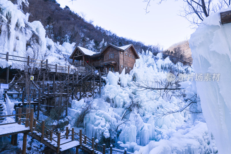 济南九如山冰瀑山间木屋冰雪景观