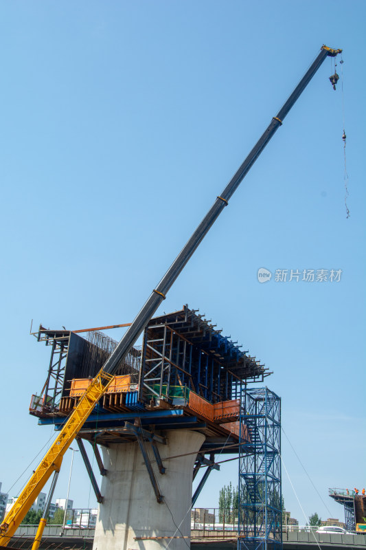 铁路立交桥正在城市中开工建设