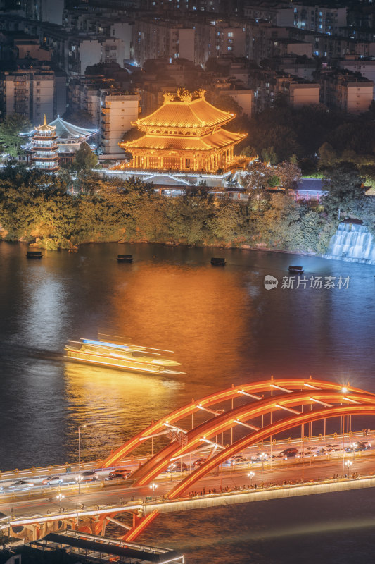 游船在柳江水面行驶-柳州文惠桥与文庙