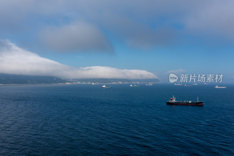 夏季白天韩国釜山海上航行的大型货船