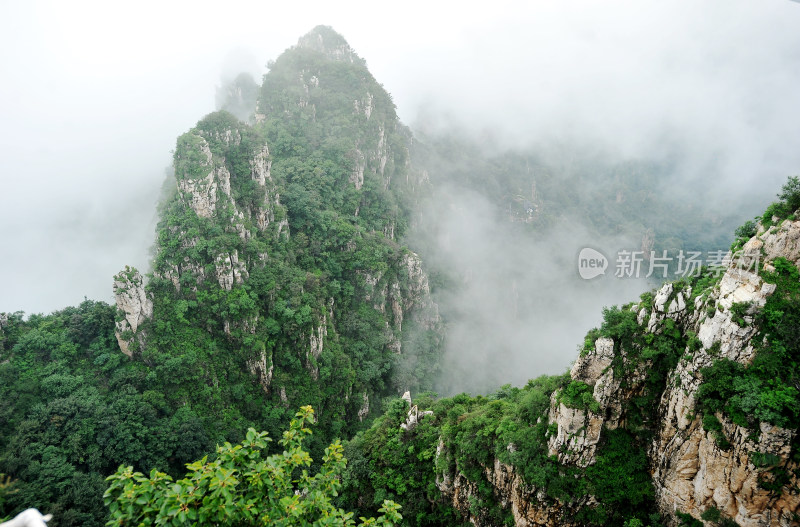 夏日云雾缭绕狼牙山雄奇景象河北保定旅游