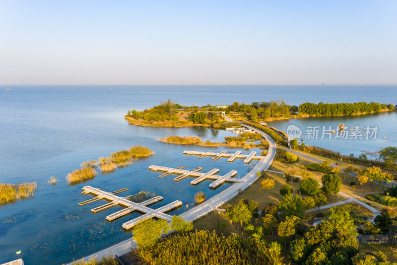 航拍湖中小岛及码头的美丽自然风光全景