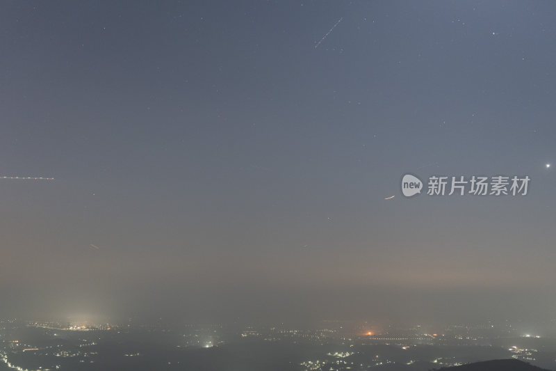 城市夜景星空下灯火阑珊的景象