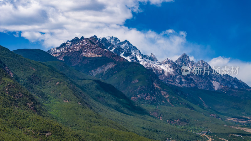 玉龙雪山下绵延的绿色山脉全景