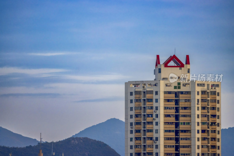 深圳红三角之巅：现代都市中的天空山脉