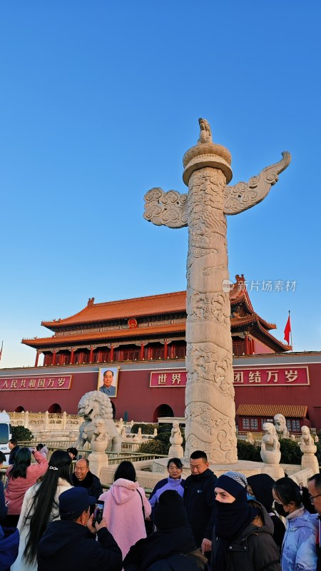 天安门华表前的游客人群