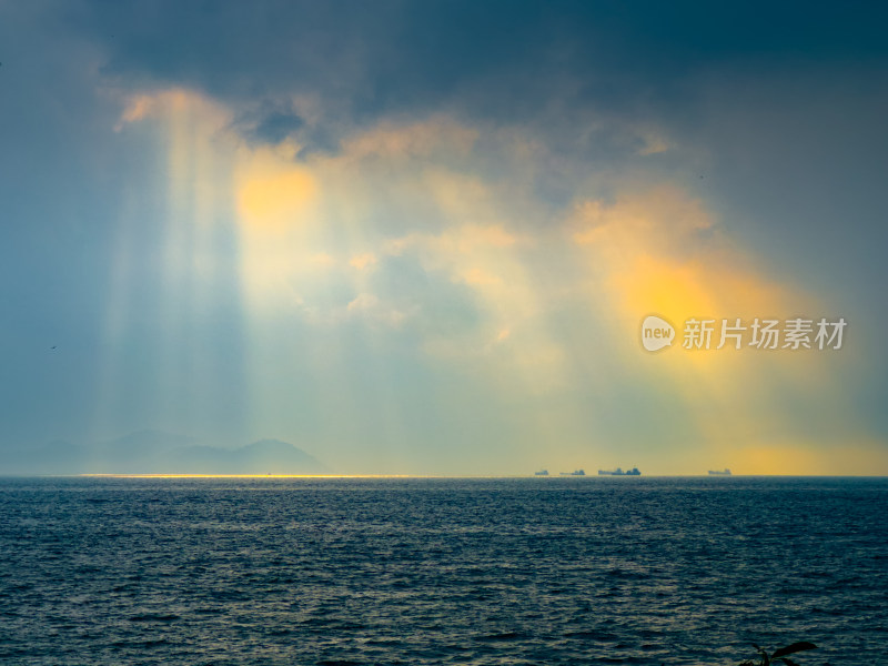 日落时海景映衬着戏剧性的天空