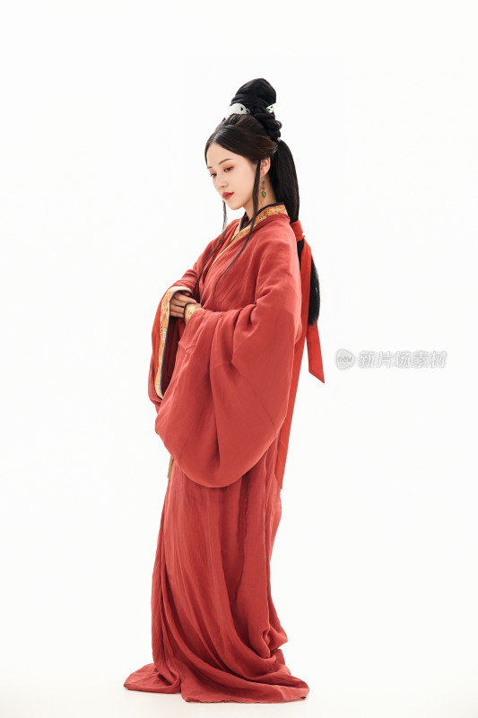 白色背景下穿着中国春秋战国时代服饰的少女