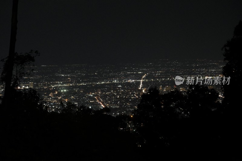 俯瞰清迈夜晚城市机场全景