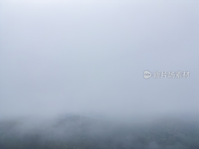 航拍云雾缭绕的山脉自然风光全景