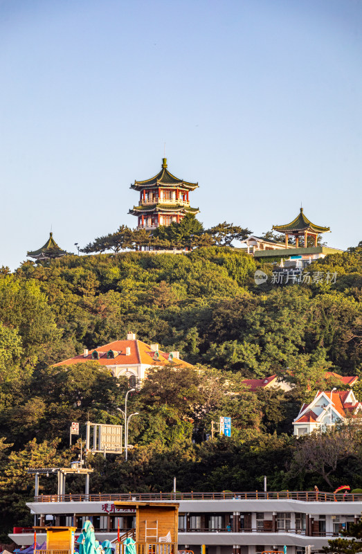 青岛小鱼山第一海水浴场汇红瓦绿树碧海蓝天