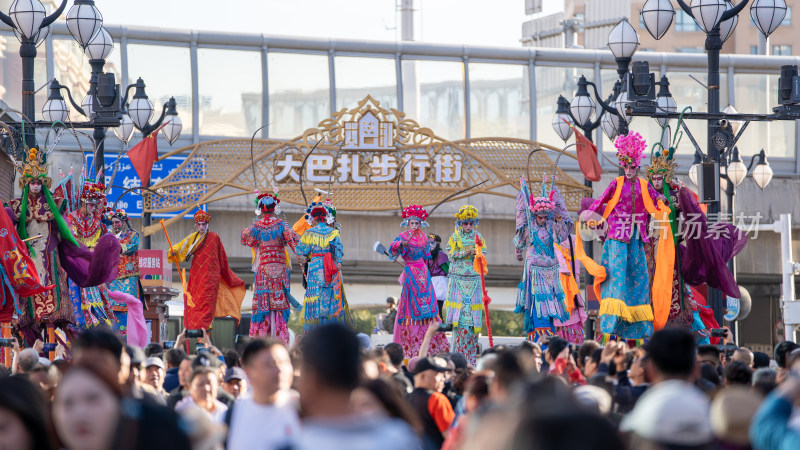 中秋节中国新疆国际大巴扎的特色节目表演