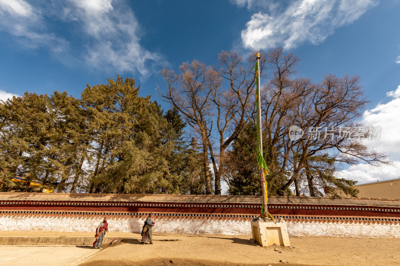 蓝天白云下的阿坝各莫寺寺院建筑