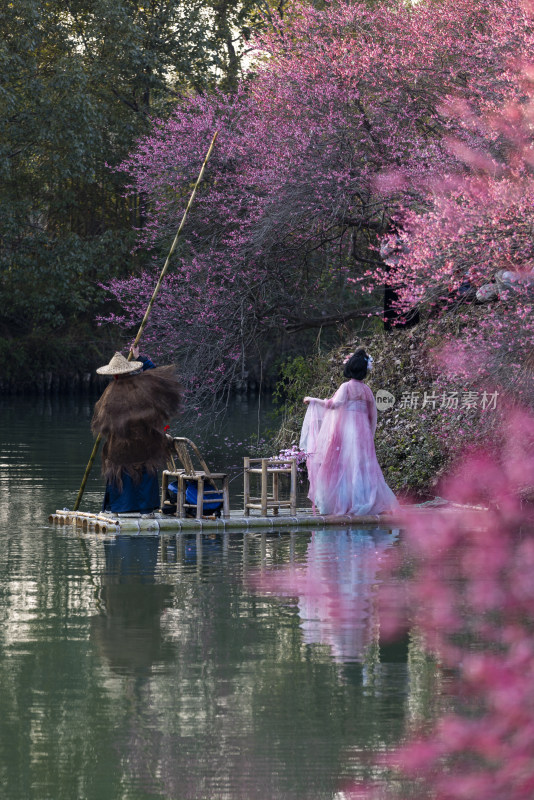 江南古风女子泛舟赏梅