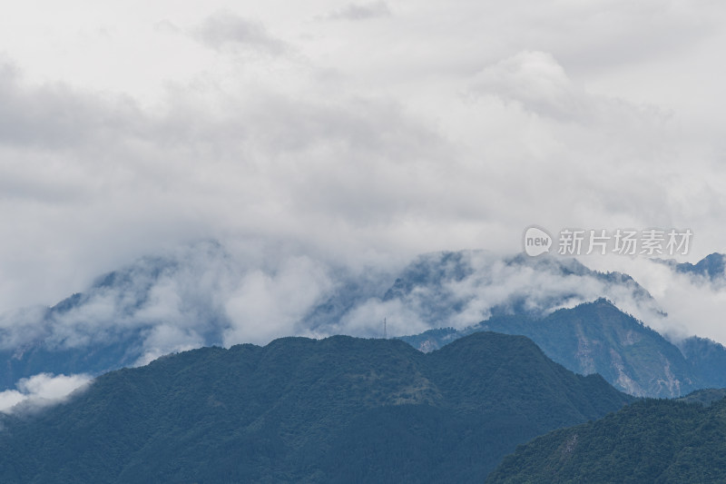 云雾缭绕的山峰