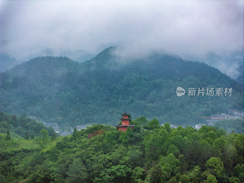 雨天烟雨朦胧的凤凰古城