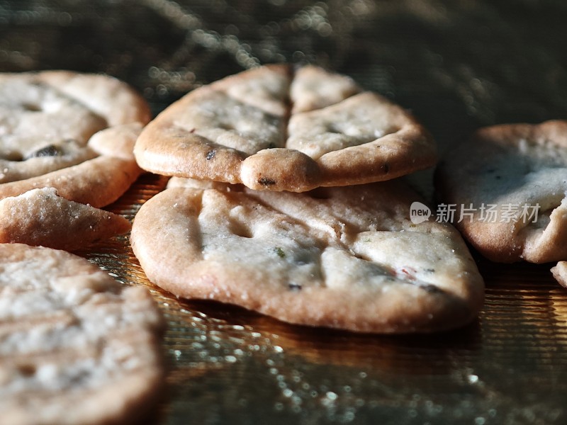 金色背景上放置着的美味饼干