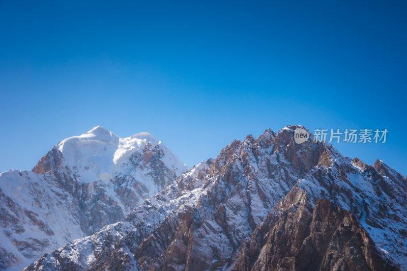 新疆天山山脉宏伟雪山风景