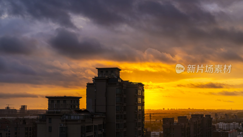 夕阳下的城市建筑景观