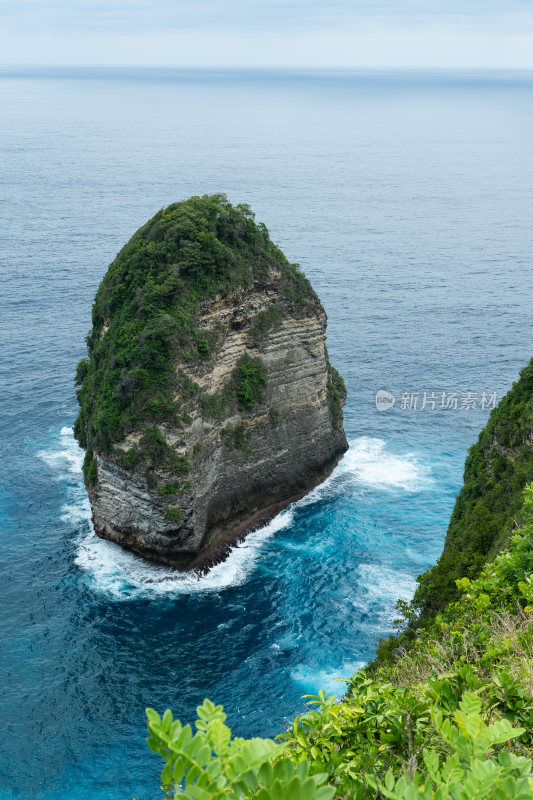 海岸边礁石与海浪景观