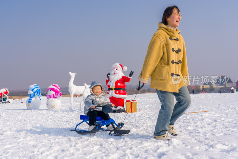 冬天下雪公园休闲滑雪