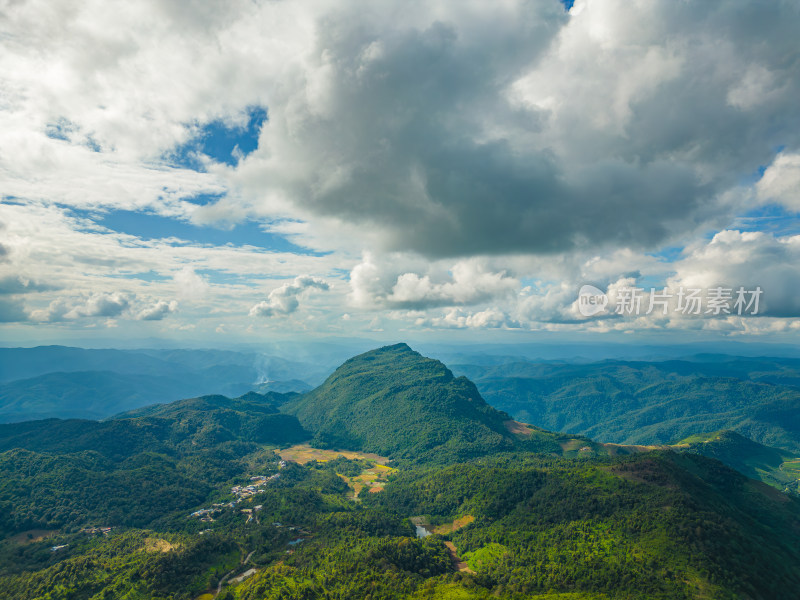 航拍天空高山草甸山脉田园村寨风光