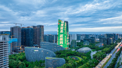 成都傍晚阴雨天高新区的金融城高楼