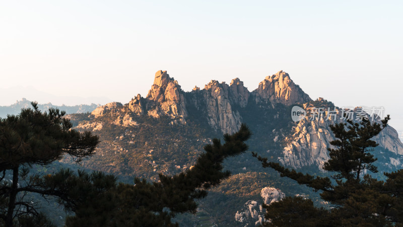 山间松林映衬下的独特岩石山景