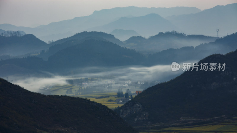 山间晨雾中的村庄与田野
