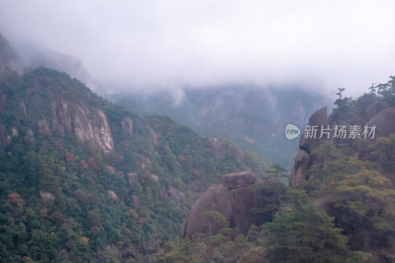 云雾下，安徽黄山风景区风光