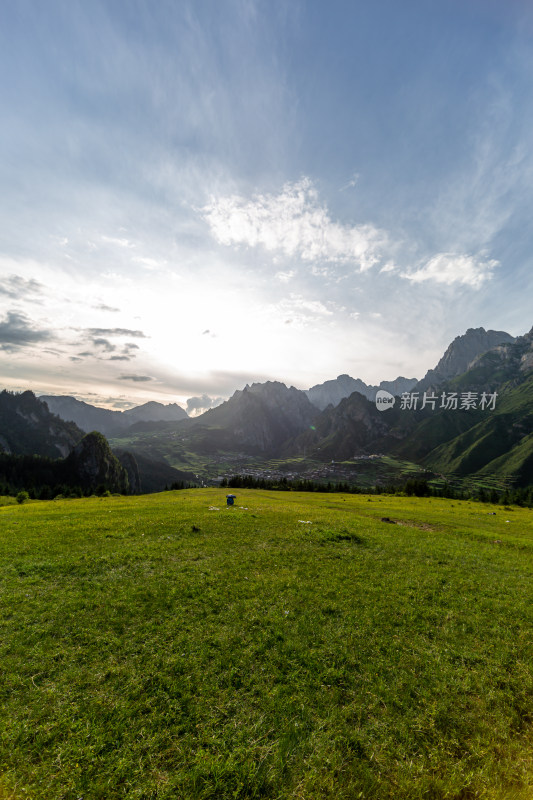 云雾缭绕下的草原山峰