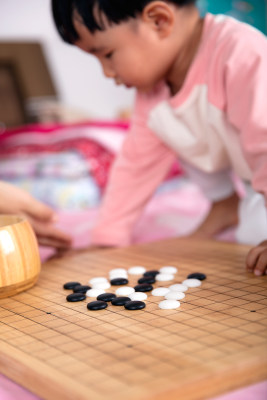 认真下围棋的小女孩