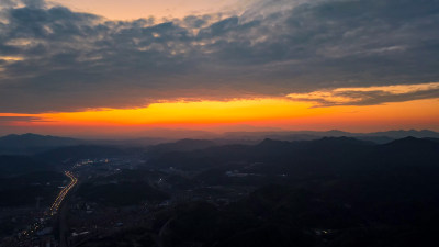 日落夕阳山川天空红彤彤航拍图