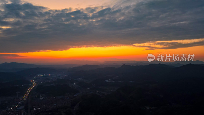 日落夕阳山川天空红彤彤航拍图