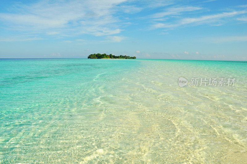 碧海蓝天中的海岛风景