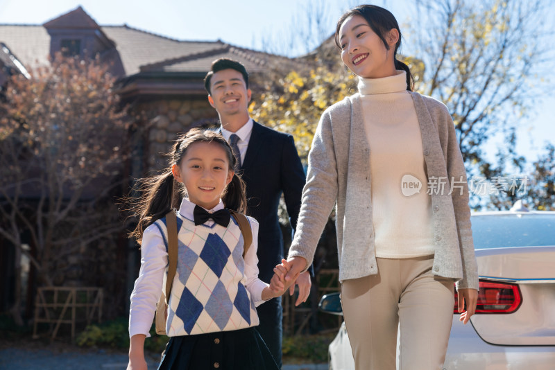 年轻夫妻接孩子放学