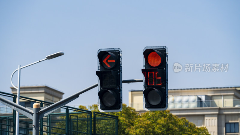 路口红灯亮起的交通信号灯