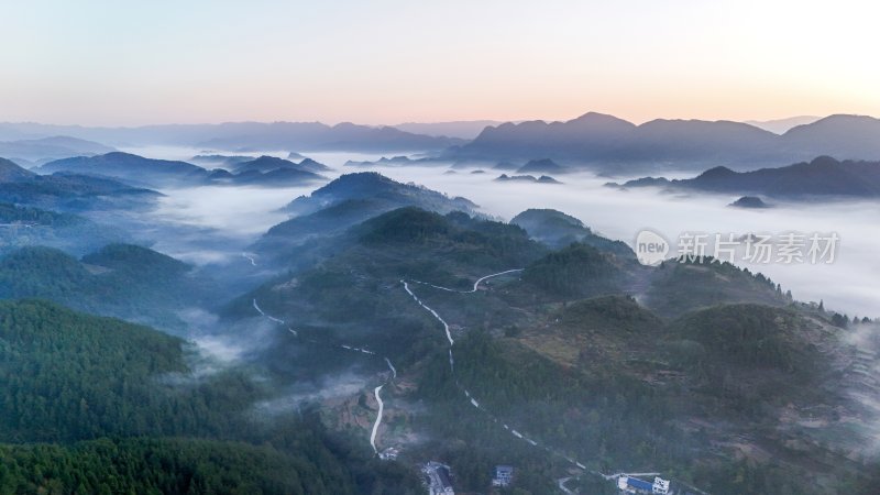 重庆酉阳：霜降后的山坡“红似火”