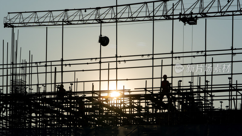 清晨的建筑工地和建筑工人