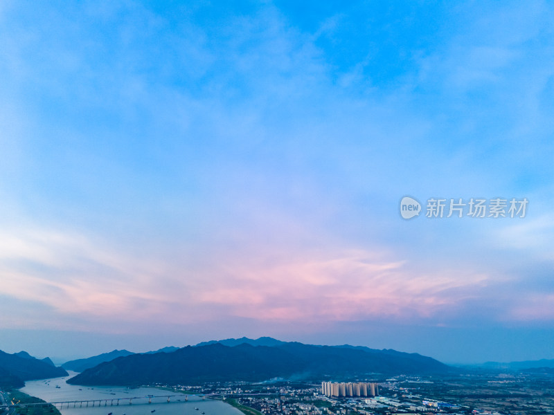 广东肇庆城市夕阳航拍图