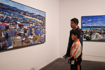 父亲带着儿子看油画展