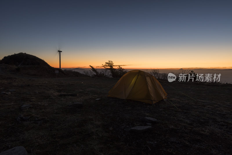 山顶上的日出风光全景