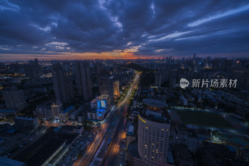 俯瞰夜晚灯火辉煌的城市道路街景