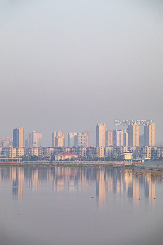 山东济宁邹城孟子湖城市建筑倒影景观