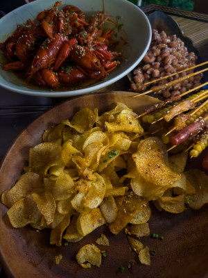 餐桌上食物烤土豆片的高角度视图