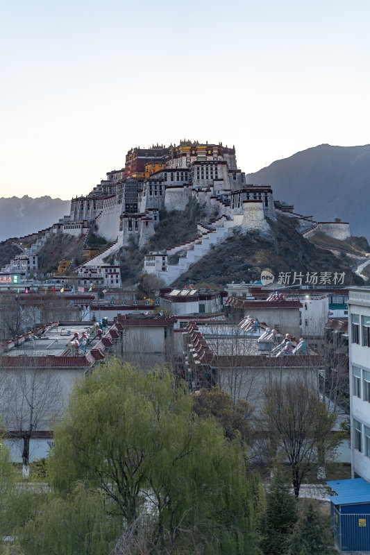 西藏拉萨日光之城布达拉宫圣地宁静建筑群