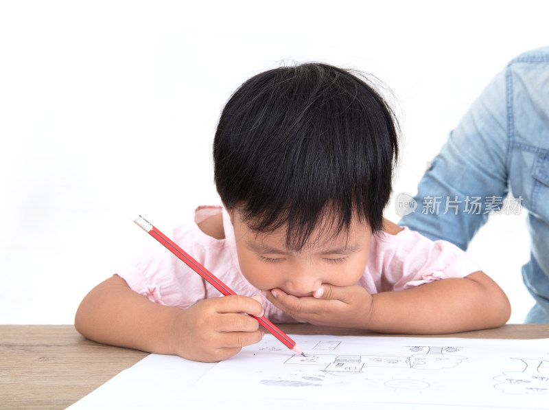 年轻妈妈或幼教老师在教小女孩画画