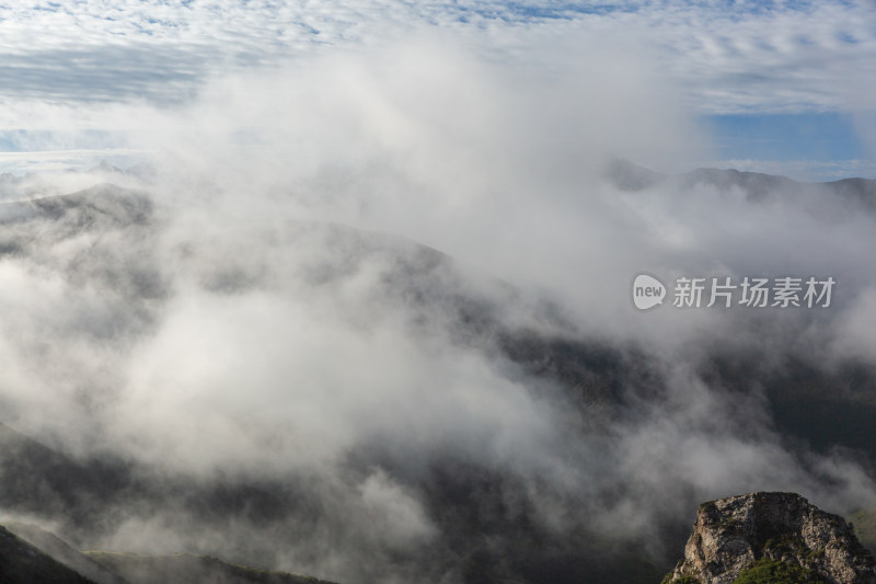 巍峨群山云雾日出蓝天尽收眼底