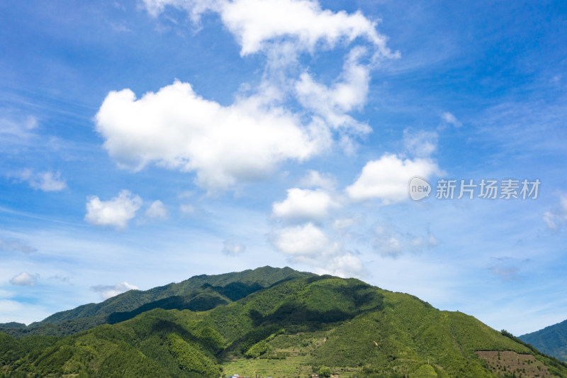 江南高山山峦蓝天白云