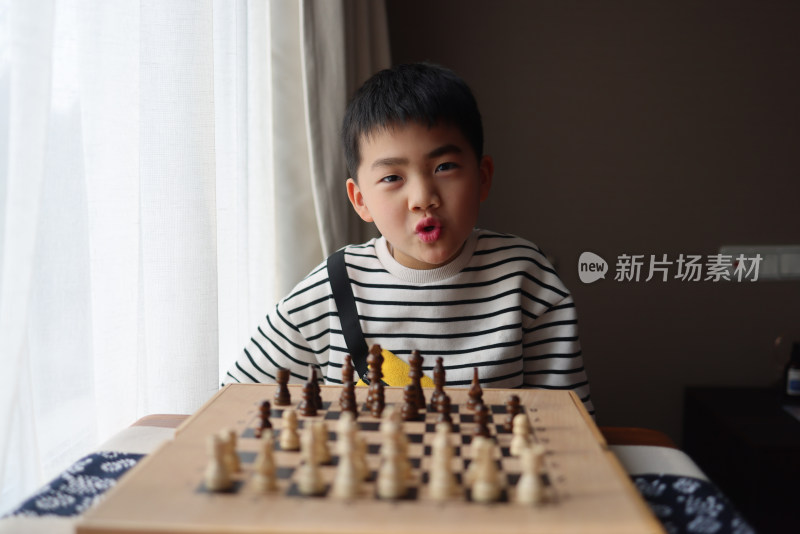 正在下国际象棋的中国小学生